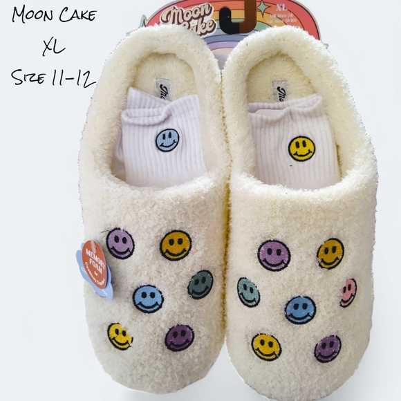 Moon Cake Shoes - Moon Cake Smiley Face Slippers and Socks Set Womens Size XL 11-12